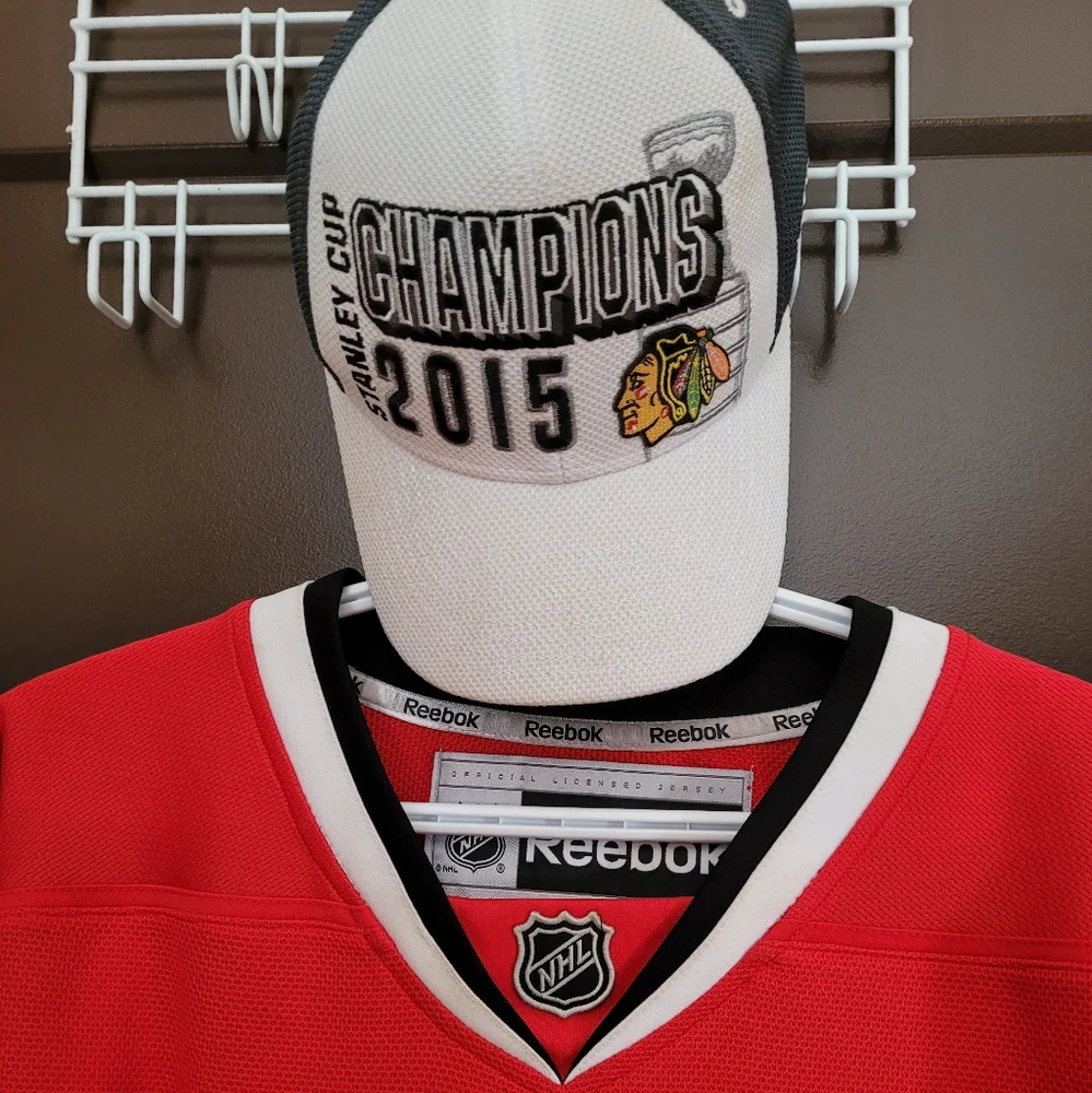 Chicago Black hawks jersey and Stanley cup hat. - Picture 3 of 14